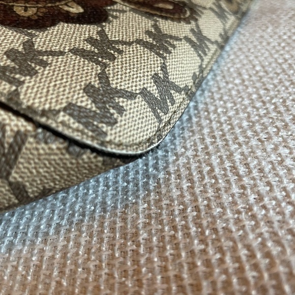 Michael Kors paisley tote    Spacious enough to - Picture 10 of 13